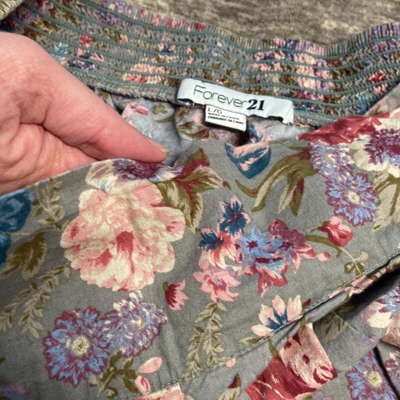 Forever21 Stretch waist with pockets woman’s size large shorts. EUC ❤️ - Picture 5 of 6